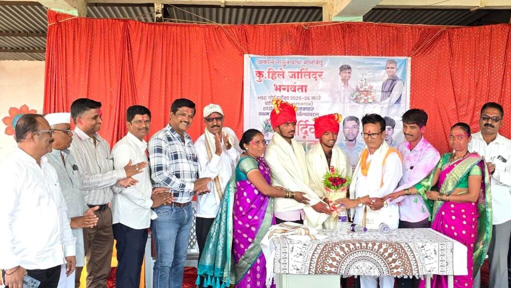 जालिंदर हिलेचा गोंदोशी गावाच्या वतीने भव्य सत्कार jalindar hile-hsc first in taluka in commerce-image